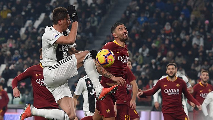 Mario Mandzukic mengancam gawang AS Roma. Copyright: © Tullio M. Puglia/Getty Images