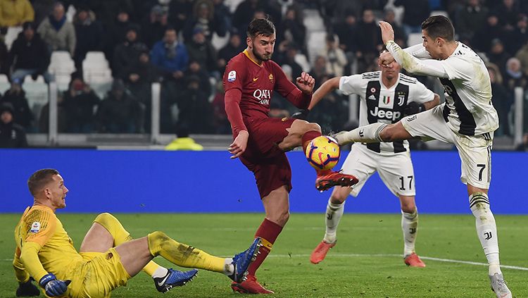 Cristiano Ronaldo (kanan) berebut bola dengan Bryan Cristane. Copyright: © Tullio M. Puglia/Getty Images