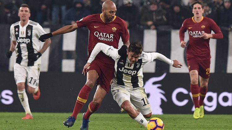 Paulo Dybala bersusah payah untuk tetap menguasai bola. Copyright: © Tullio M. Puglia/Getty Images