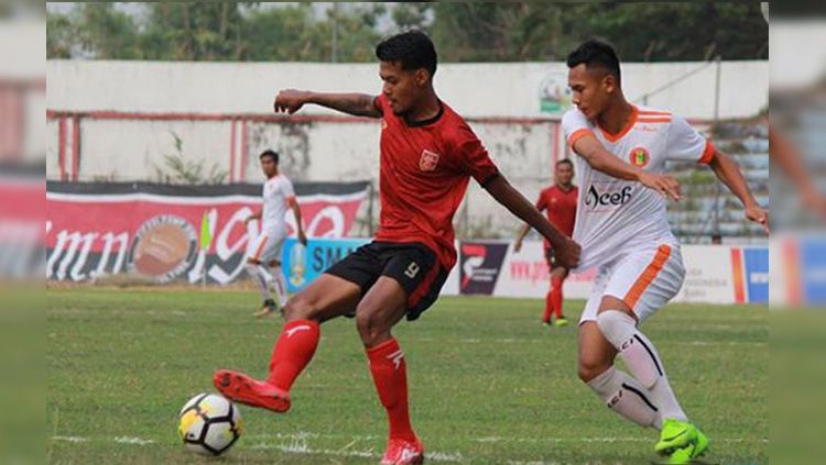 Pemain PS Mojokerto Putra Krisna Adi (kiri) saat berebut bola di Liga 2 2018. Copyright: © liga-indonesia.id
