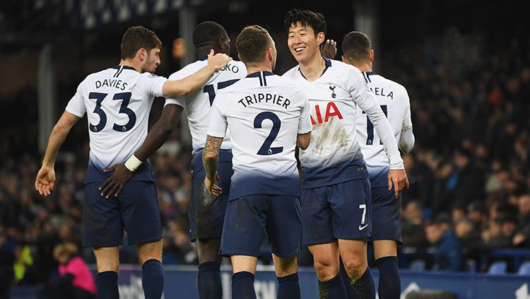 Son Heung-min berselebrasi usai mencetak gol ke gawang Everton. Copyright: &copy; Gareth Copley/Getty Images