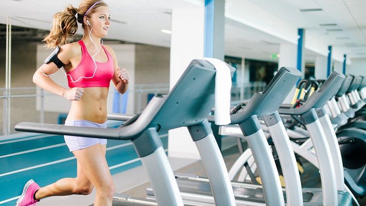 Berjalan di atas treadmill bisa dilakukan selama No Bra DAy. Copyright: © Muscle Transfrom