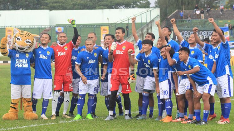 Tantan foto bersama skuat Persib Bandung di Stadion Siliwangi, Kota Bandung. Copyright: © Arif Rahman/INDOSPORT