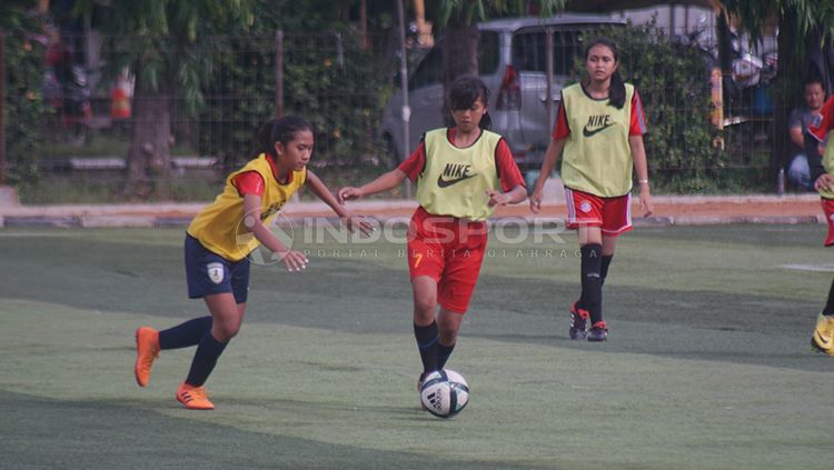 Seleksi tim sepak bola perempuan Provinsi Jakarta untuk persiapan PON XX/2020 di Papua sedang dilangsungkan. Copyright: © Muhamad Nabil/INDOSPORT