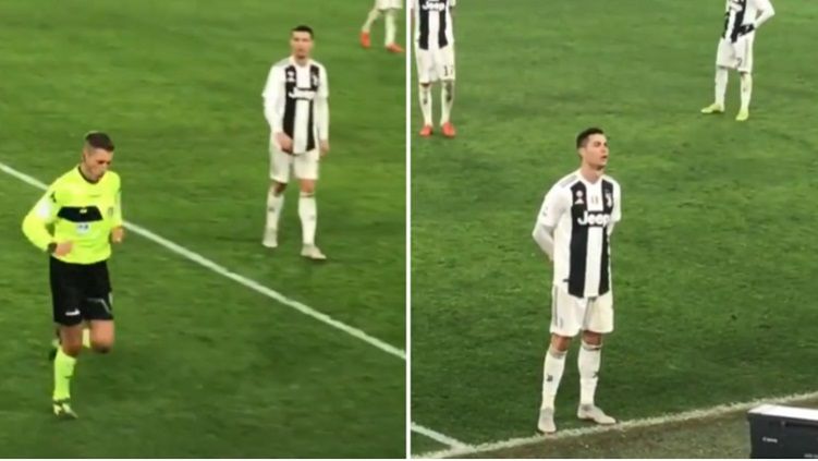 Cristiano Ronaldo mengikuti wasit meninjau tayangan VAR di laga Juventus vs AS Roma Copyright: © Sportsbible