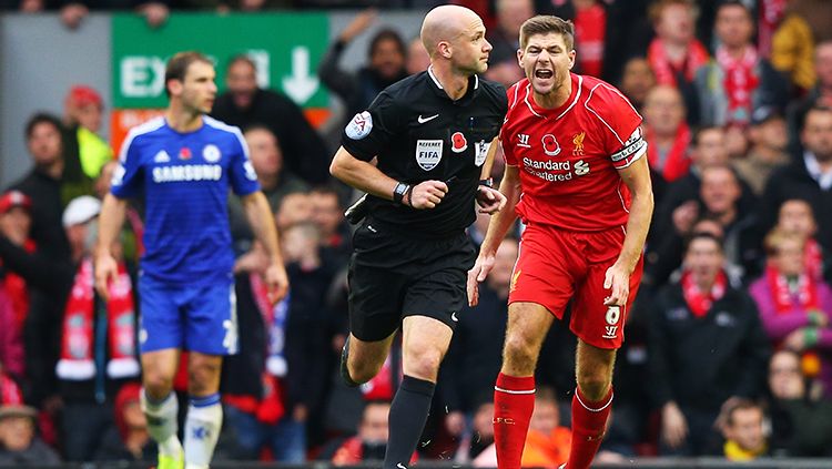 Steven Gerard saat melawan Chelsea. Copyright: © Getty Images