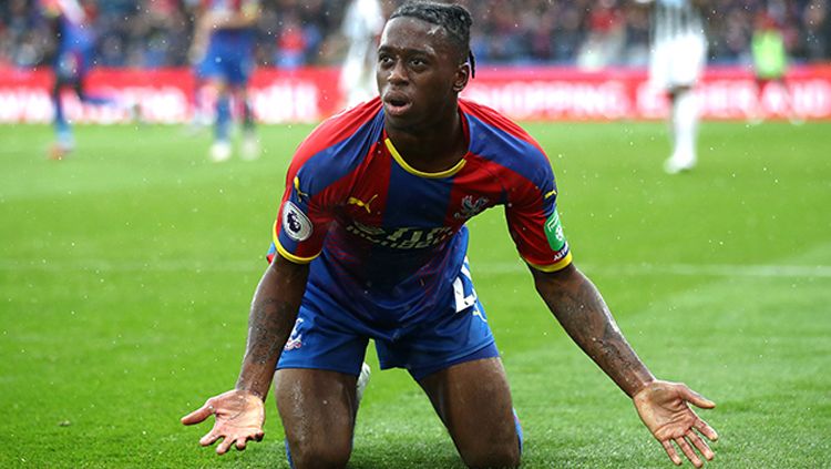 Bek kanan Crystal Palace, Aaron Wan-Bissaka, punya satu kelemahan yang mengkhawatirkan jika bermain bersama Manchester United. Copyright: © Getty Images