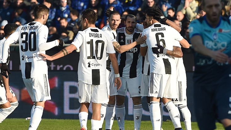 Para pemain Juventus berselebrasi usai unggul terlebih dahulu berkat gol bunuh diri Berat Djimsiti. Copyright: © Tullio M. Puglia/Getty Images