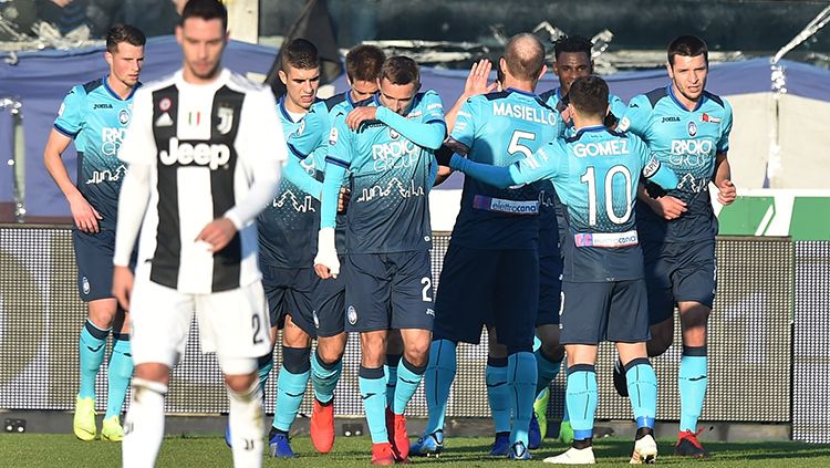 Para pemain Atalanta berselebrasi seusai Duvan Zapata mencetak gol ke gawang Juventus. Copyright: © Tullio M. Puglia/Getty Images