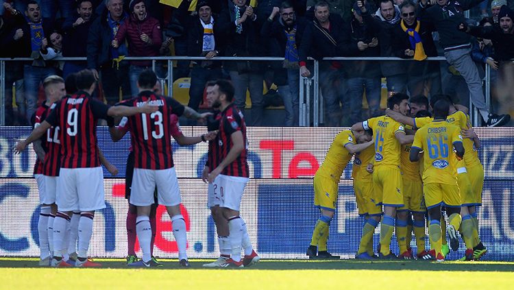 Para pemain Frosinone dan AC Milan bersiap memulai laga. Copyright: © Paolo Bruno/Getty Images