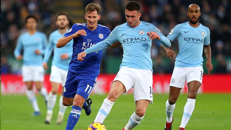 Marc Albrighton mencoba membayangi pergerakan Aymeric Laporte yang sedang membawa bola. Copyright: © Catherine Ivill/Getty Images