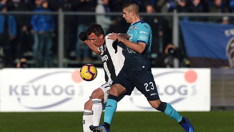 Mario Mandzukic berusaha menjaga bola. Copyright: © Tullio M. Puglia/Getty Images