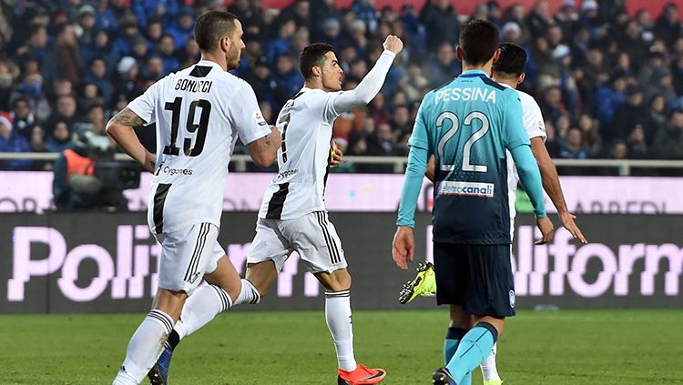 Cristiano Ronaldo berselebrasi usai mencetak gol ke gawang Atalanta. Copyright: © Tullio M. Puglia/Getty Images