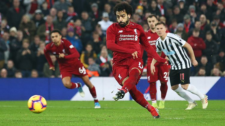 Mohamed Salah memperbesar keunggulan atas Newcastle menjadi 2-0 lewat titik penalti. Copyright: © Jan Kruger/Getty Images