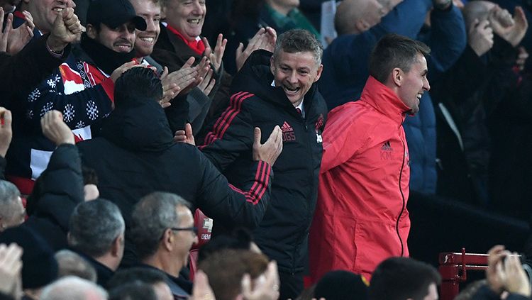 Ole Gunnar Solksjaer menunjukkan wajah semringah atas kemenangan Man United melawan Huddersfield. Copyright: © Gareth Copley/Getty Images