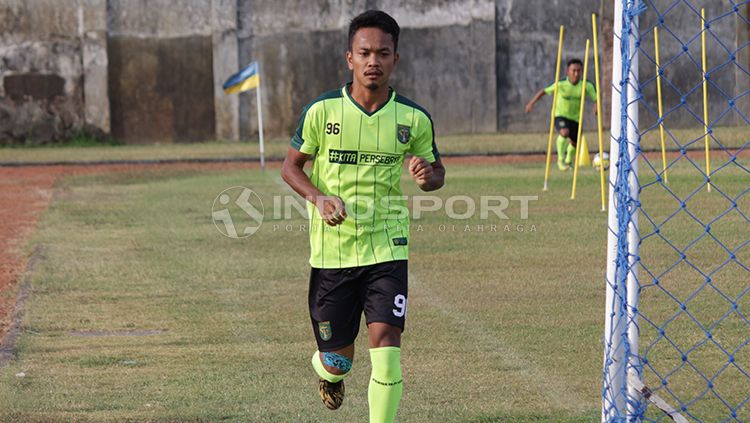 Gelandang bertahan Persebaya Surabaya, M Hidayat, melakukan aksi sosial dengan melelang jersey miliknya. Copyright: © Fitra Herdian/INDOSPORT