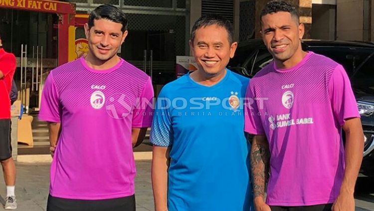 Manajer Sriwijaya FC, Ucok Hidayat, beto dan vizcara Copyright: © Mihammad Effendi/INDOSPORT