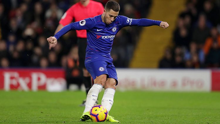 Eden Hazard saat mengeksekusi penalti. Copyright: © Warren Little/Getty Images