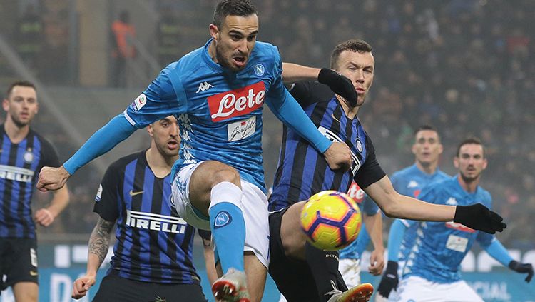 Ivan Perisic (kiri) berebut bola dengan Nikola Maksimovic. Copyright: © Emilio Andreoli/Getty Images