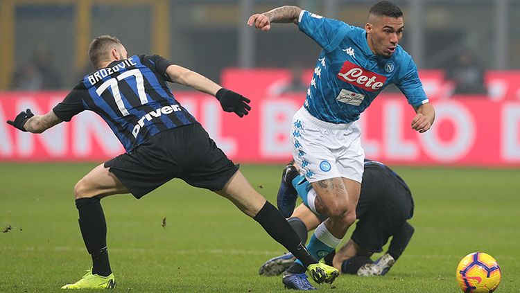 Brozovic menjegal pergerakan pemain Napoli. Copyright: © Emilio Andreoli/Getty Images