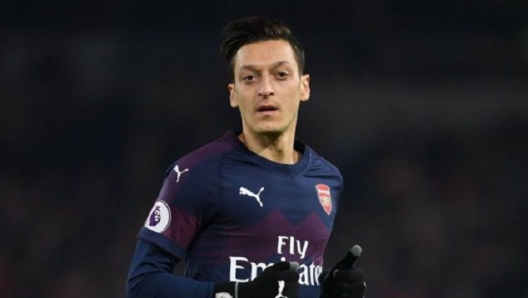 Mesut Ozil dicoret dari skuat utama dan tim cadangan Arsenal di Liga Inggris dan Liga Europa. Copyright: © Metro