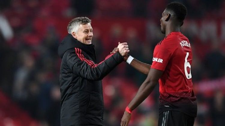 Solskjaer bersalaman dengan Pogba. Copyright: © RTE.ie