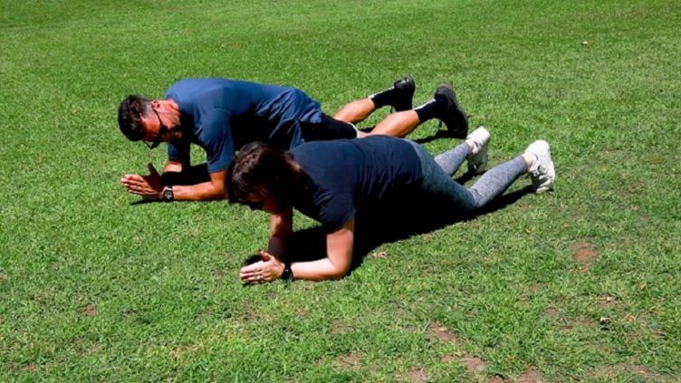 Gerakan plank untuk latihan pasca persalinan Copyright: © Yahoo