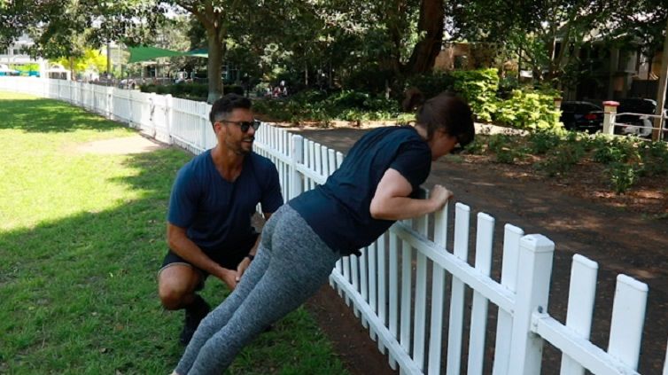 Gerakan push-up untuk latihan pasca persalinan Copyright: © Yahoo