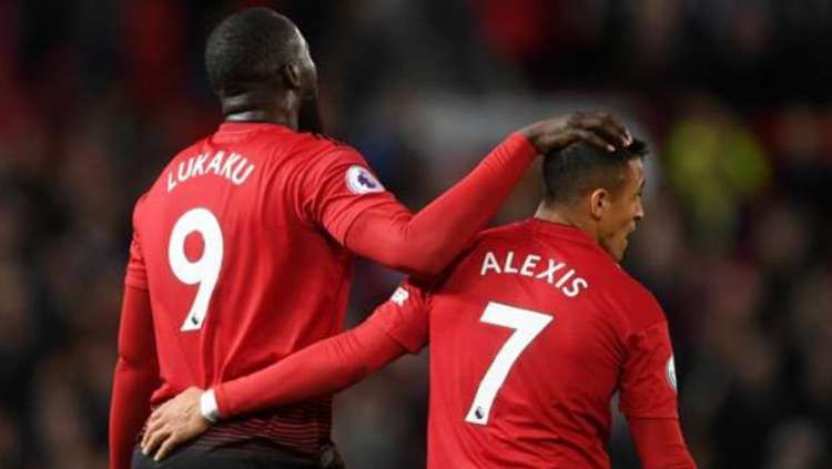 Alexis Sanchez dan Romelu Lukaku saat masih  jadi penyerang Manchester United sebelum hijrah ke Inter Milan. Copyright: © Goal