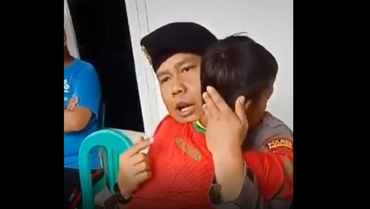 Personil Polri memghibur Adit seorang anak yang kehilangan orangtuanya terkena tsunami Selat Sunda. Copyright: © Twitter/Sutopo Purwo Nugroho