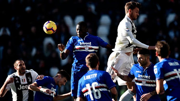 Duel udara Juventus melawan Sampdoria Copyright: © Getty Images