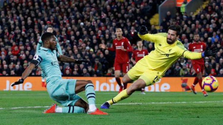 Aksi pemain muda Arsenal, Maitland-Niles ketika mencetak gol ke gawang Liverpool, Minggu (30/12/18). Copyright: © twitter.com/AFCPressWatch2