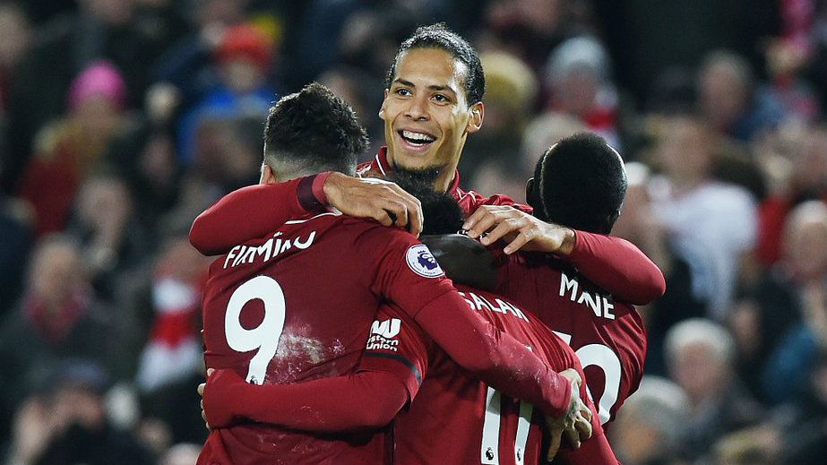 Virgil van Dijk, Sane, Salah, Firmino berpelukan di laga Liverpool vs Arsenal. Copyright: © twitter.com/lfc