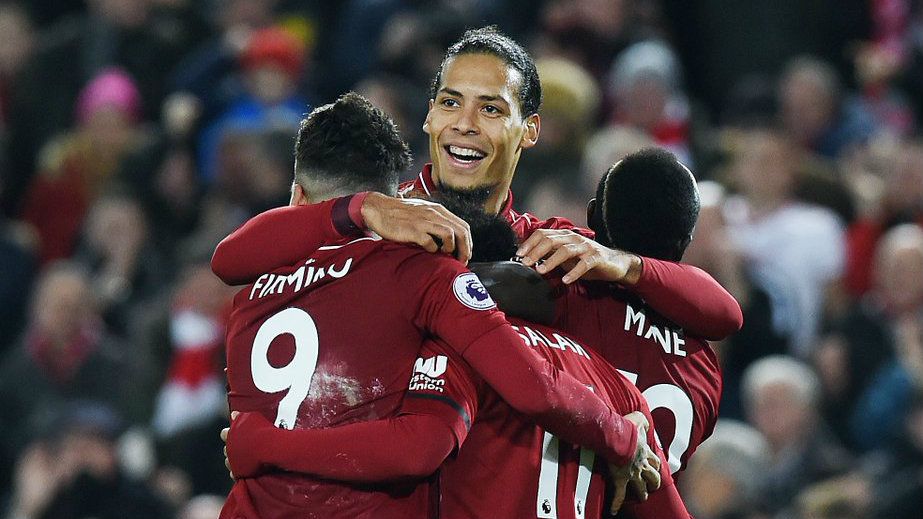 Virgil van Dijk, Sane, Salah, Firmino berpelukan di salah satu laga Liverpool. Copyright: © twitter.com/lfc