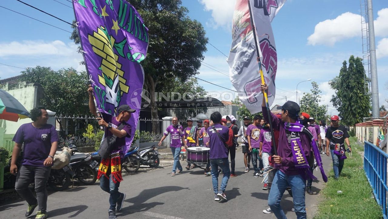 Ribuan suporter Persikmania mulai memadati Stadion Wijayakusuma, Cilacap, Minggu (30/12/18). Copyright: © Ronald Seger Prabowo/Indosport.com