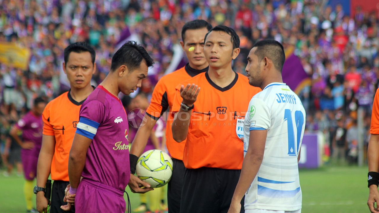 Ilustrasi wasit. Copyright: © Ronald Seger Prabowo/Indosport.com