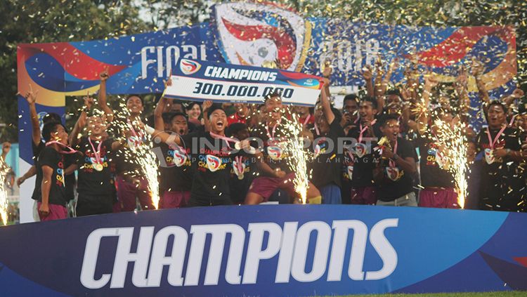 Persik Kediri merayakan kemenangan mereka sebagai juara Liga 3. Copyright: © INDOSPORT/Ronald Seger Prabowo