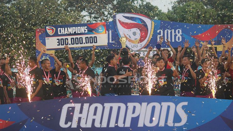 Persik Kediri saat merayakan kemenangan mereka sebagai juara Liga 3 2018. Copyright: © INDOSPORT/Ronald Seger Prabowo