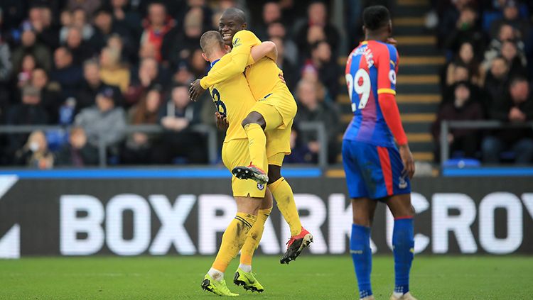 Kante berselebrasii setelah berhasil mencetak gol ke gawang Crystal Palace. Copyright: © Getty Images