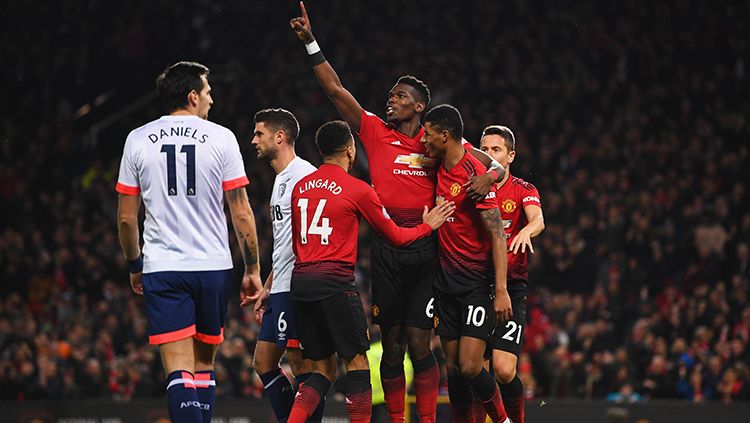 Paul Pogba berselebrasi usai berhasil mencetak gol ke gawang Bournemouth. Copyright: © Getty Images