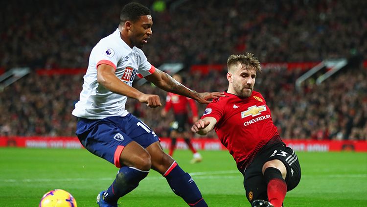 Luke Shaw (kanan) memotong umpan pemain Southampton. Copyright: © Getty Images