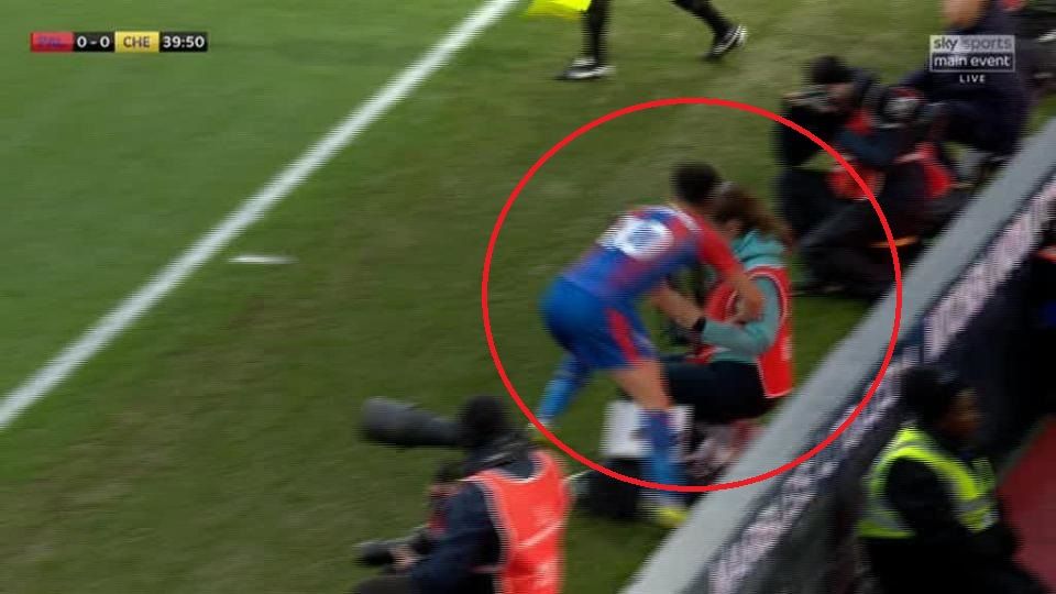 Aksi pemain Crystal Palace, Townsend  menyelamatkan seorang fotografer. Copyright: &copy; The Sun
