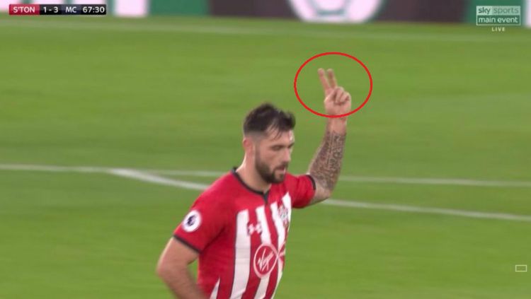 Aksi Charlie Austin ke fans Manchester City. Copyright: © Sky Sport