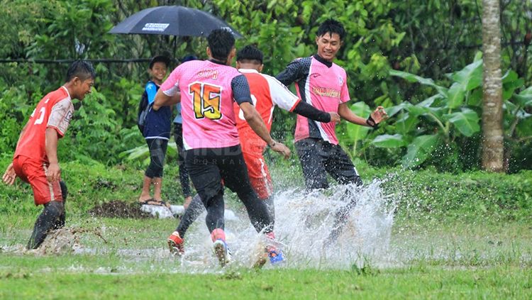 Bemain Sepak Bola untuk lupakan isu miring perihal match fixing Copyright: © Ian Setiawan/INDOSPORT