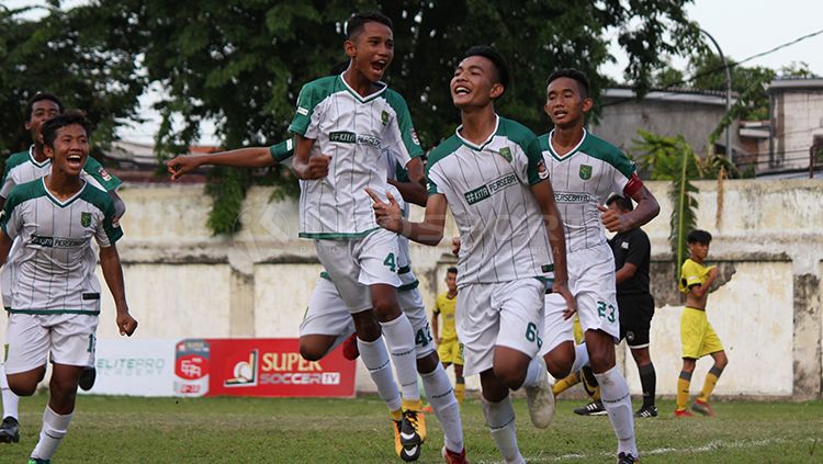 Pemain-pemain Persebaya U-16 melakukan selebrasi usai mencetak gol Copyright: © Fitra Herdian/INDOSPORT