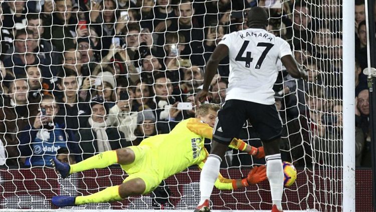 Pemain Fulham, Aboubakar Kamara gagal mengeksekusi penalti Copyright: © AP