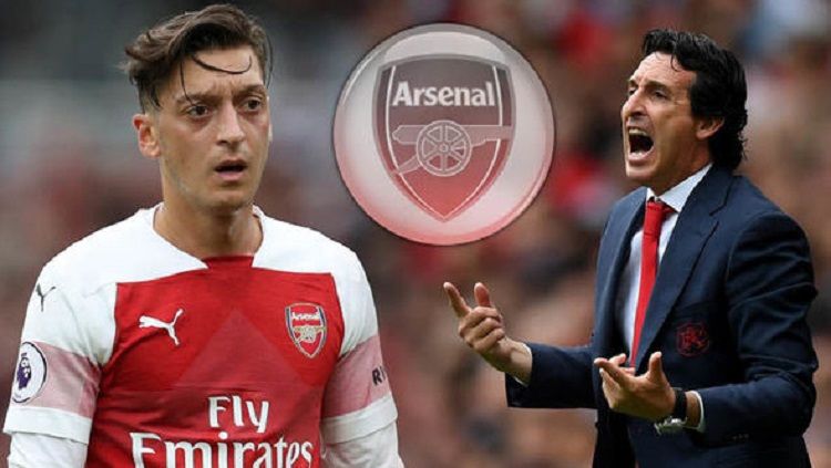 Unai Emery beberkan alasan tidak menurunkan Mesut Ozil di laga yang berakhir imbang antara Arsenal vs Manchester United. Copyright: © Express.co.uk