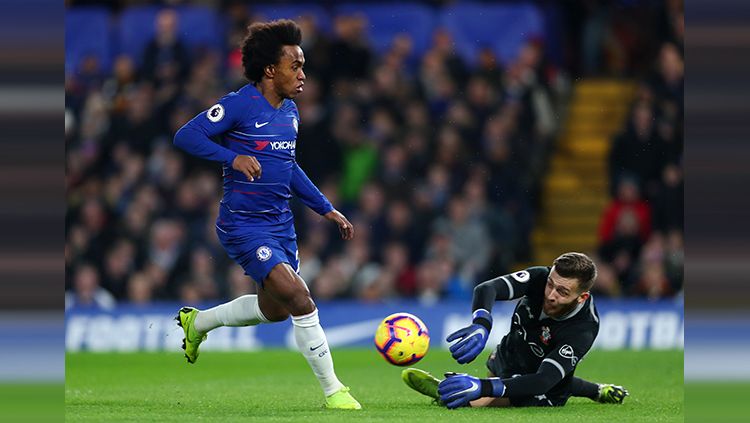 Willian (kiri) berusaha menaklukan penjaga gawang Southampton, Angus Gunn. Copyright: &copy; Getty Images
