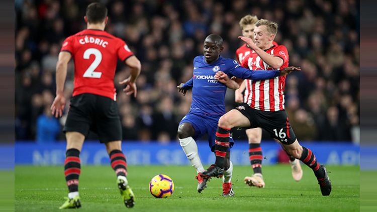 Kante (tengah) berusaha lepas dari penjagaan pemain-pemain Southampton.  Copyright: &copy; Getty Images
