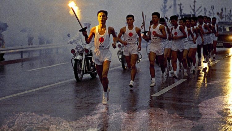 Untuk pertama kalinya dalam 35 tahun terakhir sejak  Olimpiade Los Angels 1984, seremonial pawai Obor Olimpiade yang akan berlangsung pada Kamis, (11/3/20) bakal diadakan tanpa penonton. Copyright: © Japan Times
